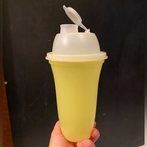 Vintage Tupperware Quick Shake Shaker in Yellow